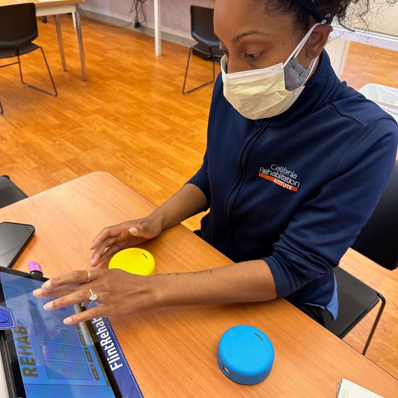 woman occupational therapist using fitmi to help stroke and brain injury recovery