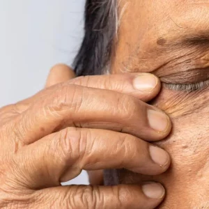 man touching eye wondering the difference between expressive vs receptive aphasia