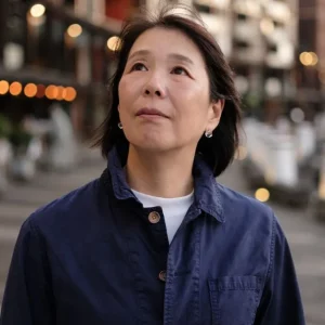woman with topographical agnosia looking around confused and lost