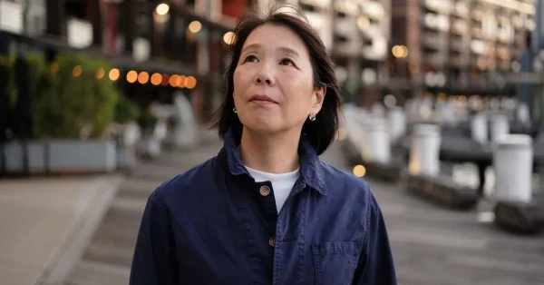 woman with topographical agnosia looking around confused and lost
